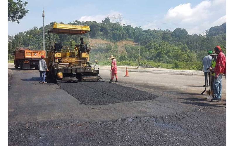 Aduan kerosakan jalan raya yang diterima KKR menerusi aplikasi MYJalan meningkat 10 kali ganda berbanding sebelum ini. - Gambar hiasan.