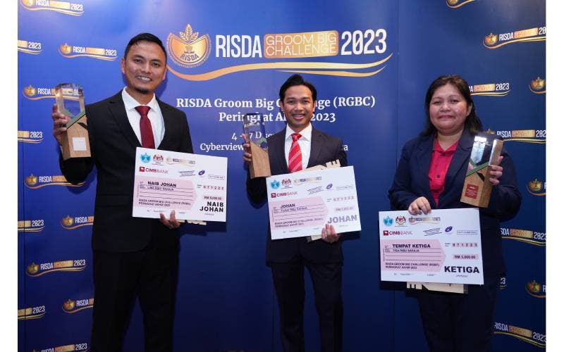 Mohd Rahmat (tengah) bersama-sama Suffian Tsouri (kiri) dan Imelda menunjukkan hadiah kejayaan yang diterima masing-masing sempena RGBC 2023 di Cyberjaya pada Khamis.