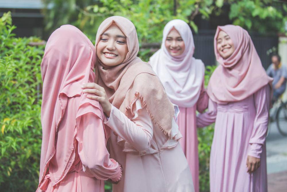 ADAB penting dalam semua aspek kehidupan termasuk menuntut ilmu, berinteraksi, bekerja dan berhubungan sosial.