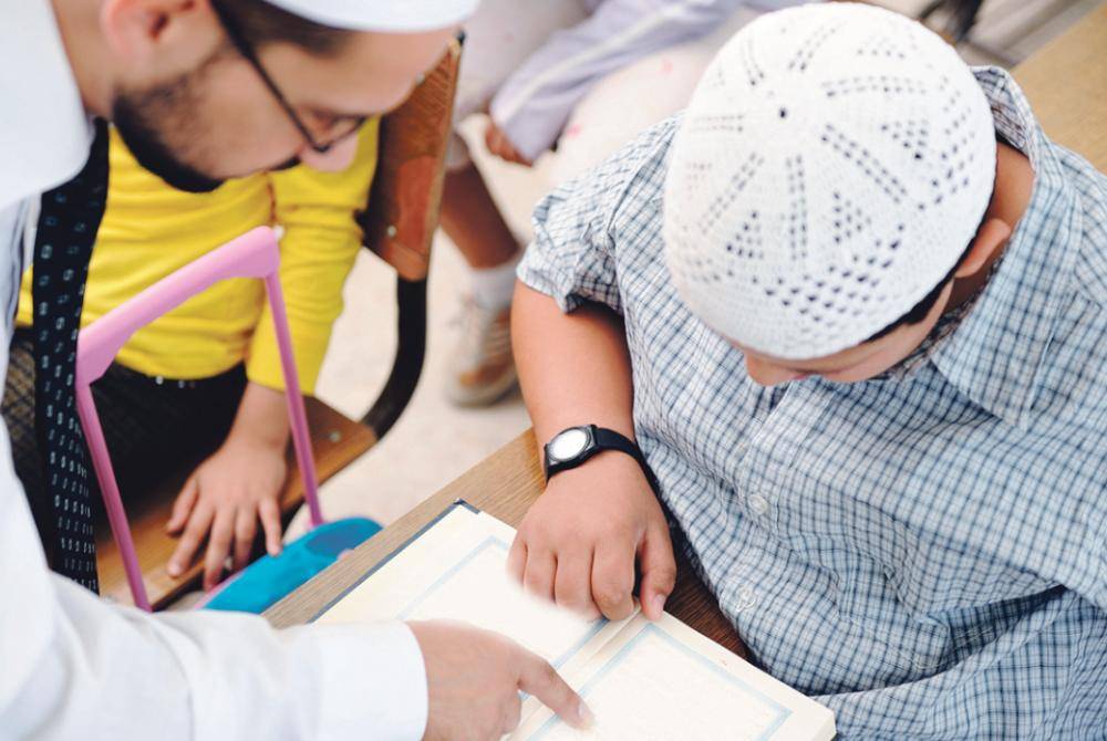 PELAJARILAH adab dulu, diikuti dengan ilmu agar kedua-duanya mampu membentuk karakter peribadi seseorang yang hebat serta mantap.