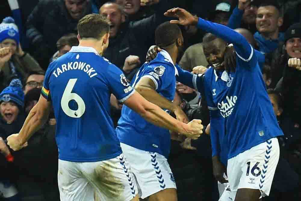Abdoulaye Doucoure (kanan) meraikan jaringannya dengan rakan sepasukan ketika perlawanan menentang Newcastle United. - Foto AFP
