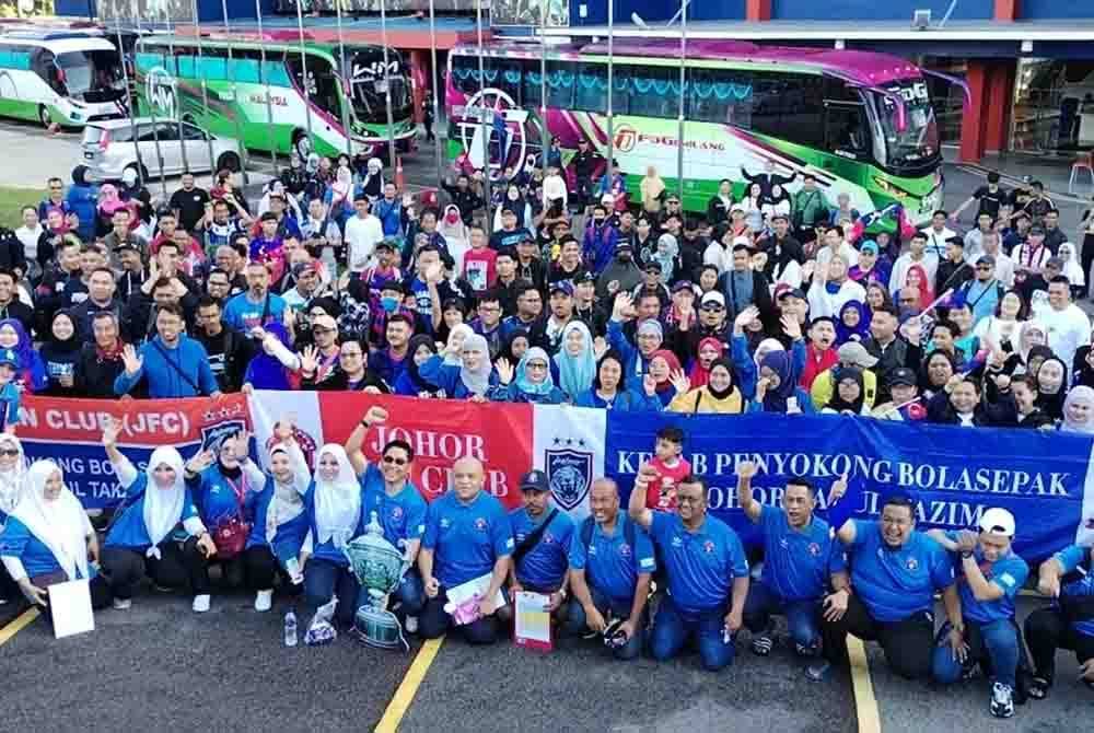 Sebahagian penyokong JDT melaungkan sokongan buat JDT.