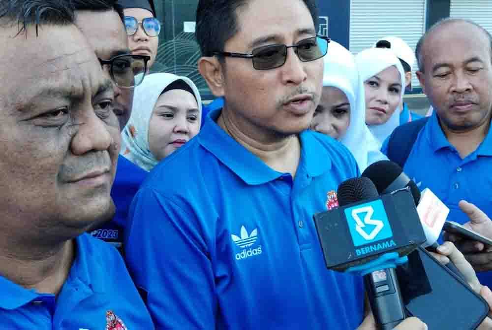 Mohd Fadzil (tengah) pada sidang akhbar sempena pelepasan konvoi penyokong JDT di pekarangan Stadium Larkin, pagi Jumaat.