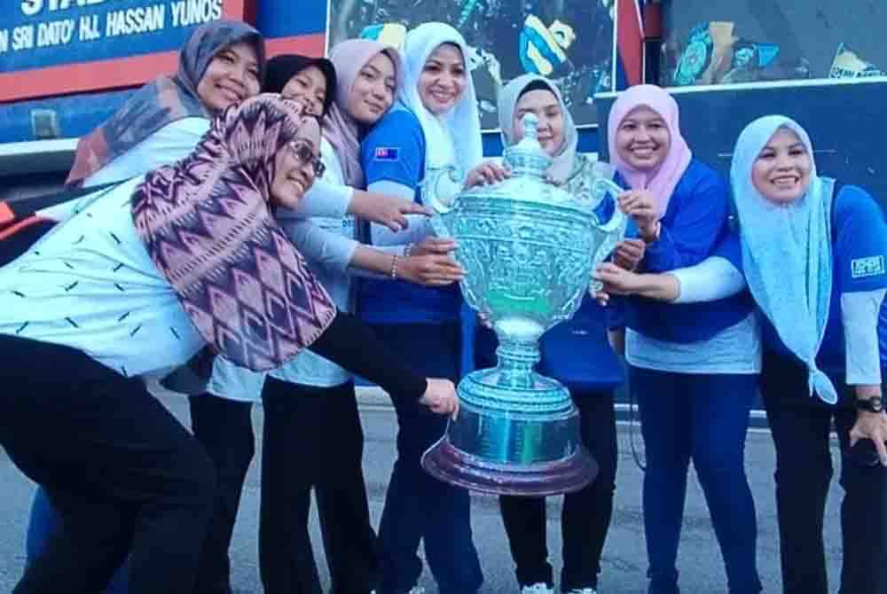 Kamariah (empat dari kanan), bersama sebahagian penyokong wanita JFC.