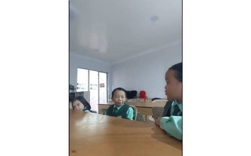 Tiga pelajar Sekolah Kebangsaan St. John (M) Tuaran, Sabah menghasilkan video yang kreatif mengenai bijak tenaga.