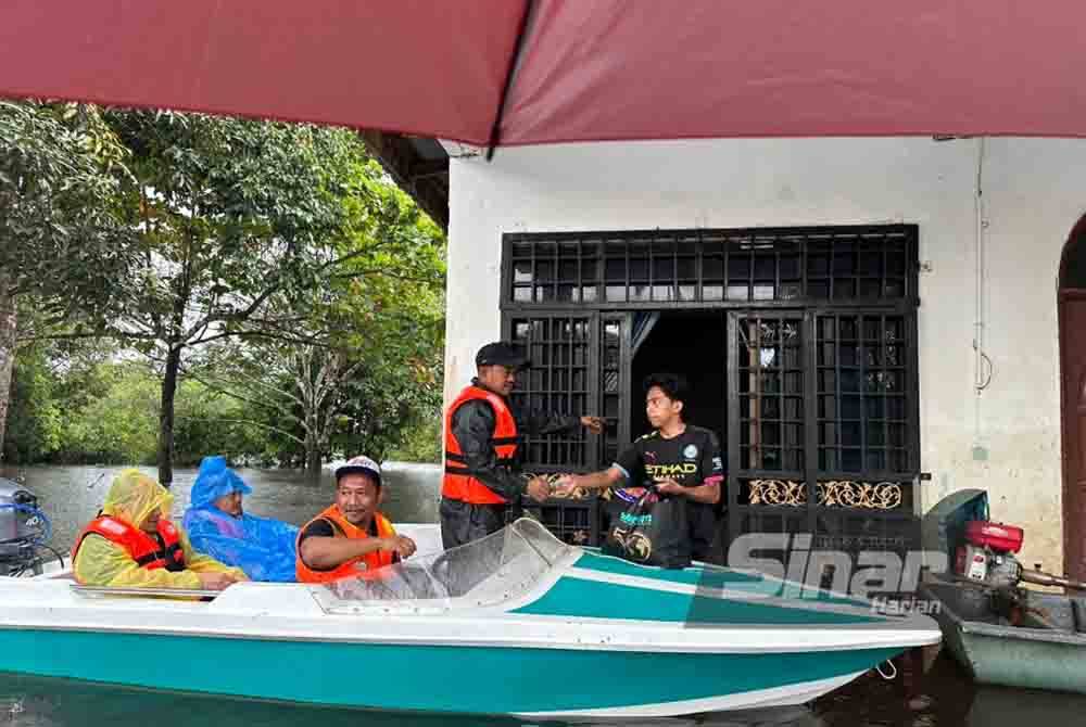 Pengagihan bantuan kepada penduduk di kampung dilakukan menggunakan bot berikutan keadaan banjir di persekitaran rumah masih tinggi sedalam lebih tiga meter (m).