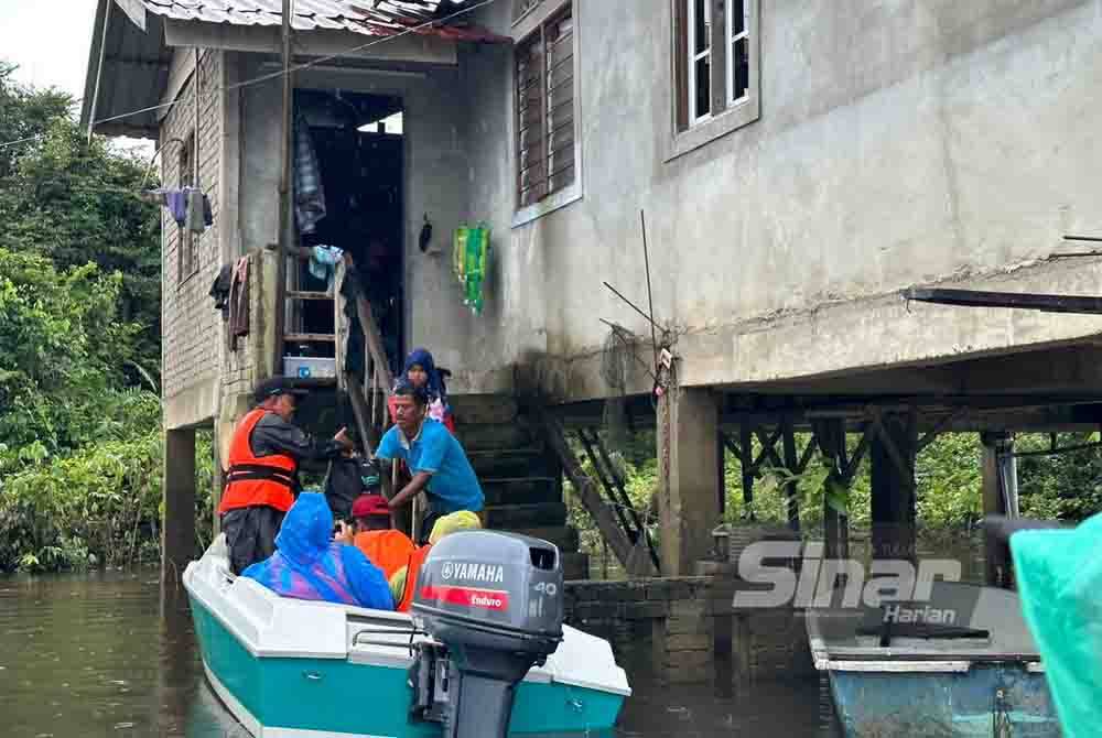 Bantuan itu diberikan melalui pengagihan kit makanan di pusat pemindahan sementara (PPS) dan rumah-rumah mangsa banjir.