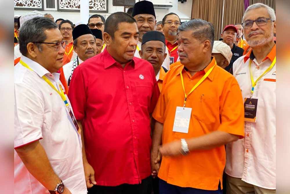 Mohamad (dua dari kanan) bersama barisan pemimpinan yang hadir.