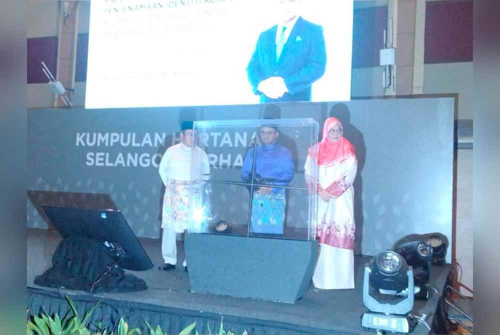 Amirudin diiringi Haris (kiri) dan Rahana (kanan) sebelum merasmikan logo baharu Kumpulan Hartanah Selangor Berhad di Pusat Konvensyen Shah Alam.