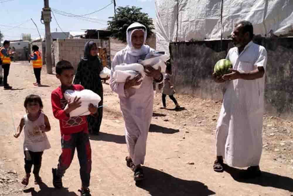 Pelarian di kem pelarian di Azaz, utara Syria menerima bantuan makanan menerusi program misi kemanusiaan pada Julai 2022.