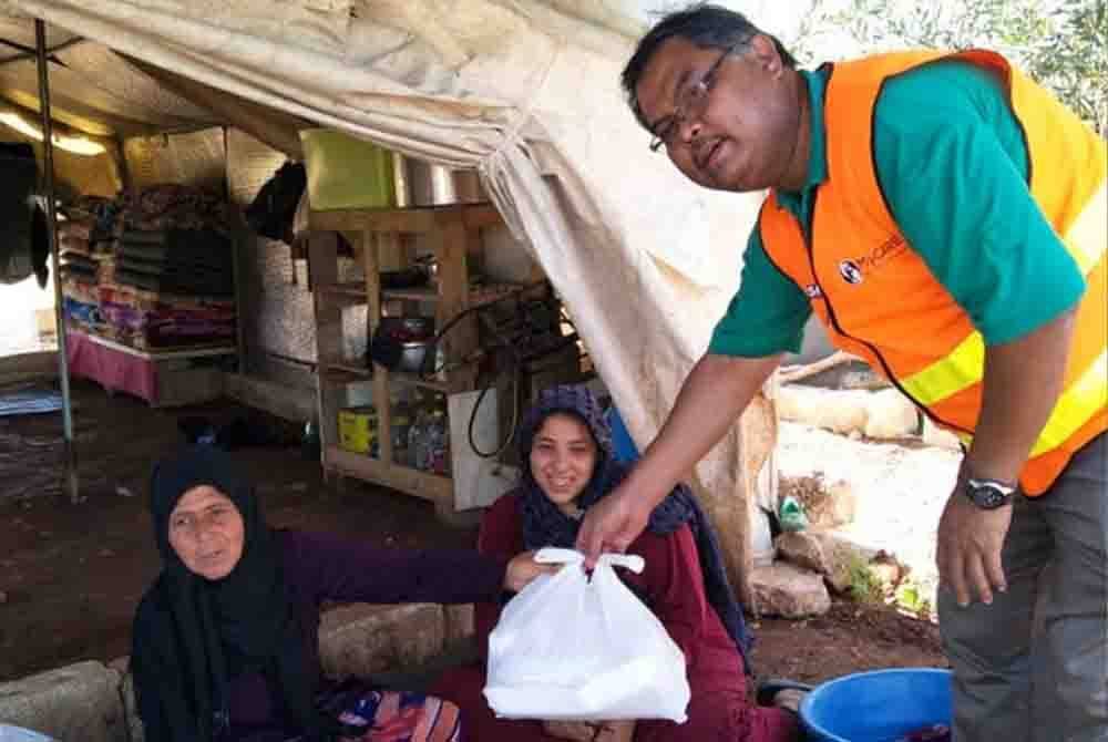 Pengurus Besar Econsave, Mas Imran Adam menyampaikan bantuan makanan kepada di kem pelarian di Azaz, utara Syria menerusi program misi kemanusiaan pada Julai 2022.