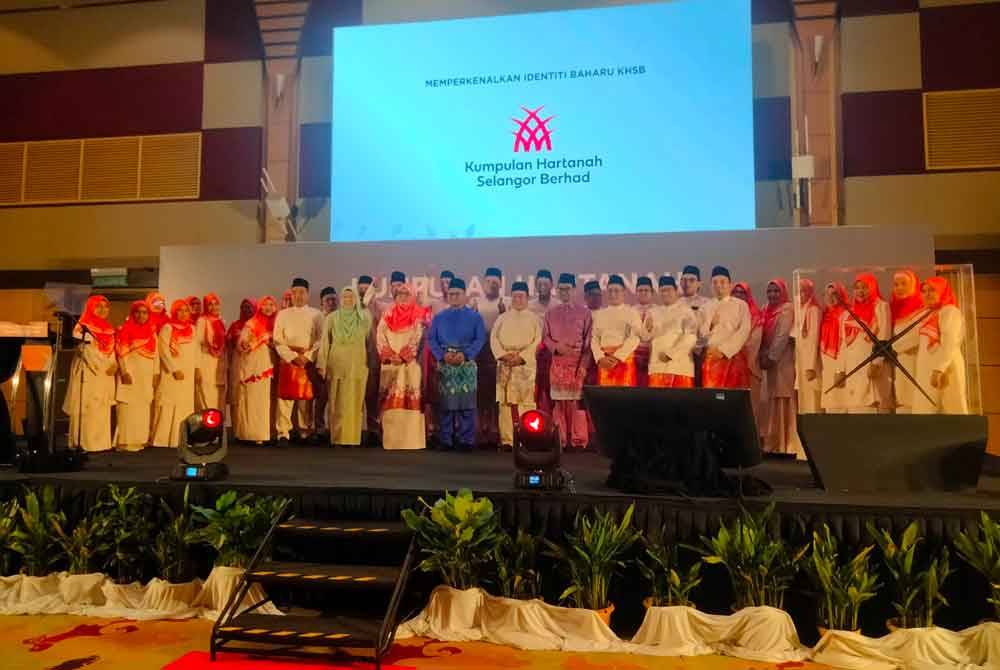 Amirudin (tengah) bergambar bersama kakitangan KHSB pada Majlis Pelancaran Penjenamaan Identiti Korporat KHSB di Pusat Konvensyen Shah Alam di sini pada Jumaat.