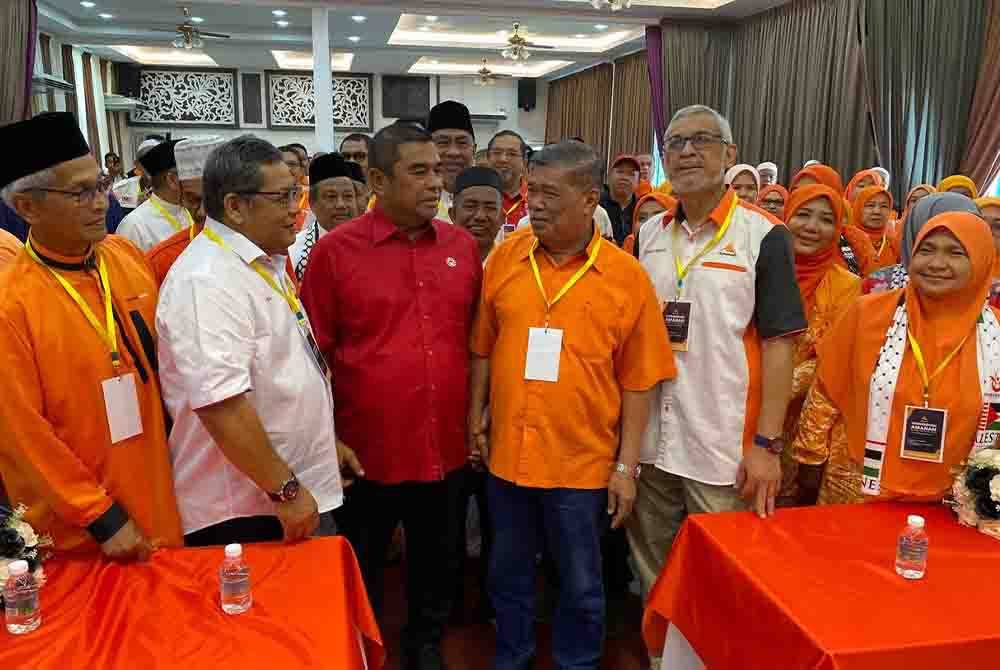 Mohamad (tiga dari kanan) beramah mesra dengan kepimpinan yang hadir.