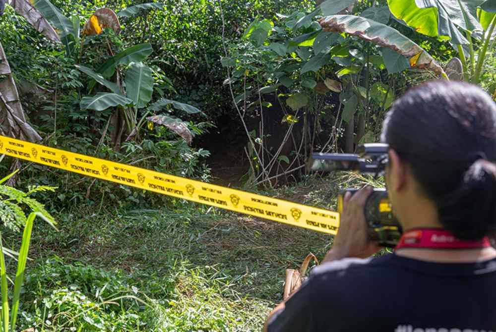 Beberapa pegawai dan anggota polis bagaimanapun dilihat keluar dan masuk ke kawasan berkenaan untuk melaksanakan tugas mereka. - Foto Awani