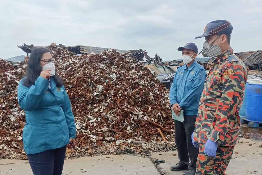 Pengarah JAS Kedah, Sharifah Zakiah Syed Sahab (kiri) meninjau premis terlibat dalam kebakaran di Bukit Selambau,Sungai Petani, di sini, pada 3 Disember lepas.