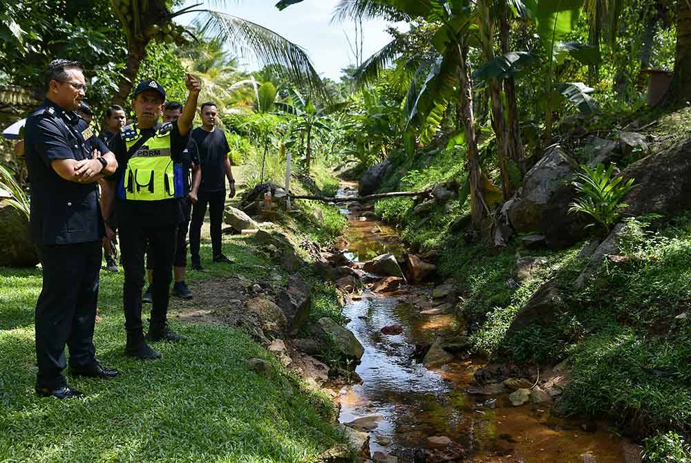 Mohamad Fakhrudin (kiri) meninjau lokasi penemuan mayat Zayn Rayyan berhampiran Apartmen Idaman, Damansara Damai pada Jumaat. - Foto Bernama