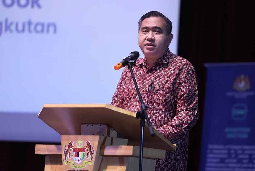 Anthony Loke ketika berucap pada Majlis Peluncuran FLYsiswa di Universiti Malaya (UM) hari ini. - Foto: Bernama