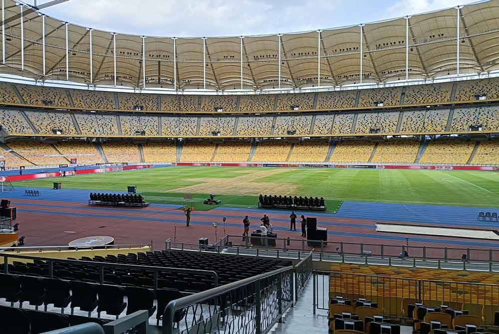 Padang tersebut mengalami kerosakan selepas berlangsungnya konsert Coldplay pada 22 November lalu.