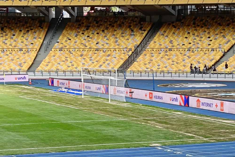 Kawasan tengah dan belakang yang teruk terjejas memperlihatkan rumput masih kuning dan berpasir.