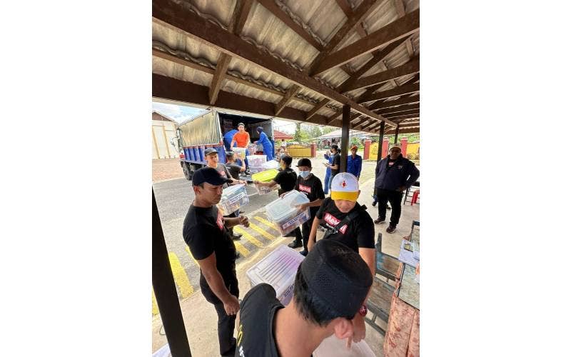 Beberapa sukarelawan McDonald’s Malaysia dan APM sedang menyusun sumbangan dan pek makanan yang diberikan kepada mangsa banjir di beberapa kawasan di daerah Kuala Terengganu dan Kuala Nerus.