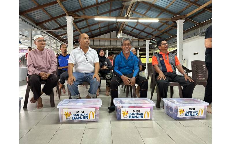 Beberapa penduduk kampung sekitar yang menerima bantuan yang disumbangkan oleh McDonald's Malaysia.