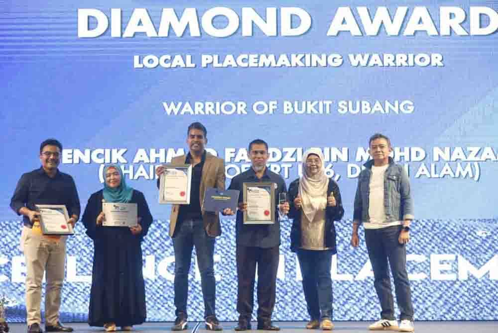 Wakil MBSA bergambar selepas menerima tiga anugerah MIP MyPLACE Awards 2023 di Le Meridian Hotel, Petaling Jaya.