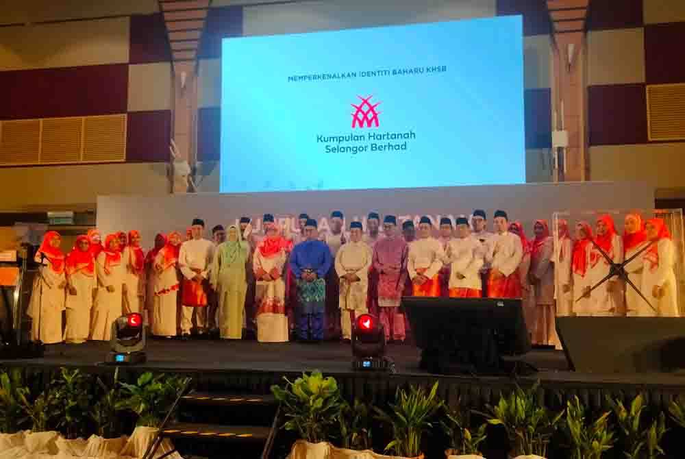 Amirudin (tengah) bergambar bersama kakitangan KHSB pada Majlis Pelancaran Penjenamaan Identiti Korporat KHSB di Pusat Konvensyen Shah Alam di sini pada Jumaat.