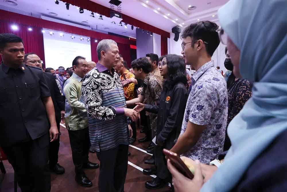 Fadillah (dua dari kiri) menyantuni sebahagian pelajar yang hadir pada Majlis Peluncuran FLYsiswa di Universiti Malaya (UM) hari ini. - Foto: Bernama
