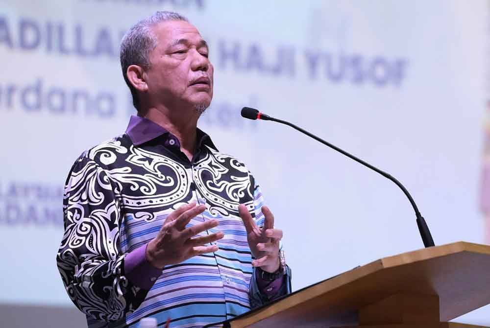 Fadillah ketika berucap pada Majlis Peluncuran FLYsiswa di Universiti Malaya (UM) hari ini. - Foto: Bernama
--fotoBERNAMA (2023) HAK CIPTA TERPELIHARA