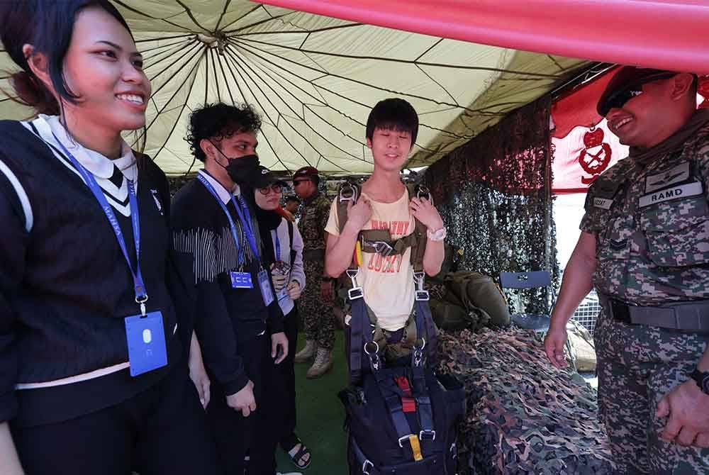 Salah seorang pengunjung mencuba peralatan yang dipamerkan pada Program Setahun Bersama Kerajaan Madani. - Kredit Foto: Jabatan Penerangan Malaysia