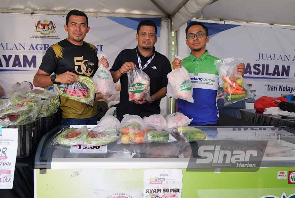 Ayam super dijual hanya pada harga RM15 seekor di reruai jualan LPP. - Foto Sinar Harian/Rosli Talib
