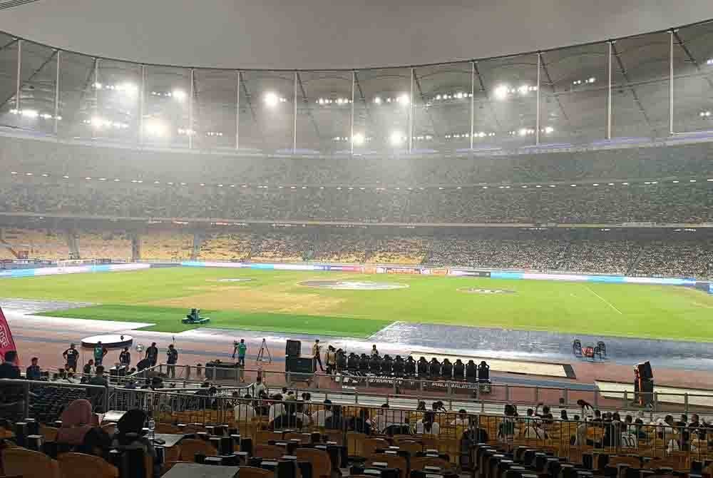 Hujan mula turun di Stadium Nasional Bukit Jalil.