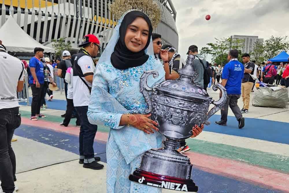 Shahanieza Nur Aisyah mengenakan pakaian baju pengantin di Stadium Nasional Bukit Jalil.