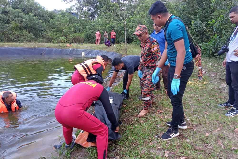 Mangsa lemas dijumpai dan dibawa keluar dari kolam sebelum dihantar ke Hospital Sultanah Nur Zahirah untuk bedah siasat. . - Foto: Bomba Kuala Terengganu