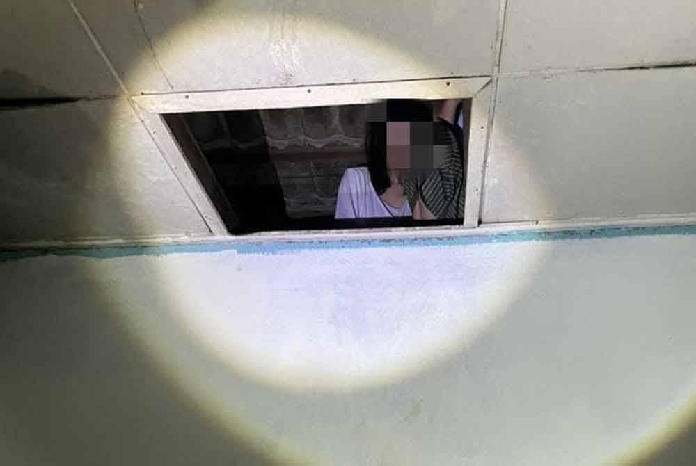 Warga asing cuba menyembunyikan diri di siling rumah. - Foto: Jabatan Imigresen Negeri Johor