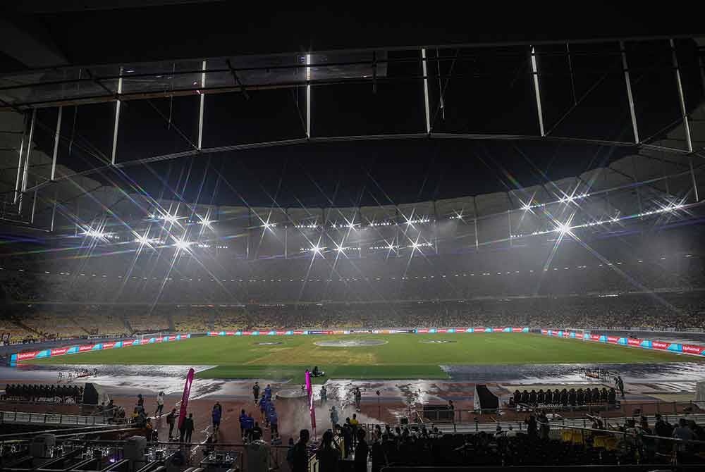 Keadaan padang ketika hujan lebat sebelum perlawanan akhir Piala Malaysia 2023 di antara pasukan Johor Darul Ta'zim (JDT) dan Terengganu FC di Stadium Nasional Bukit Jalil malam ini. - Foto Bernama