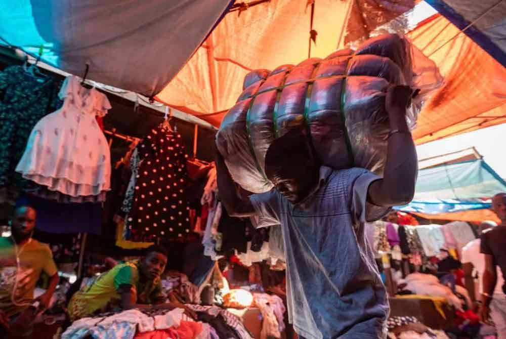Pasar Owino meriah dengan ratusan pelanggan yang sanggup melalui lorong sempit demi untuk mendapatkan tawaran murah.