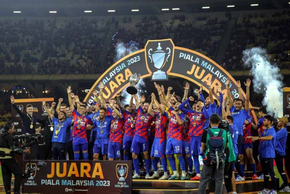 Pasukan Johor Darul Ta'zim meraikan kejayaan selepas berjaya menewaskan pasukan Terengganu FC dengan keputusan 3-1 pada perlawanan akhir Piala Malaysia 2023 di Stadium Nasional Bukit Jalil. - Foto Bernama