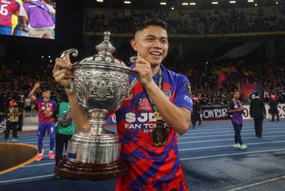 Pemain JDT, Arif Aiman bergambar bersama piala selepas berjaya menewaskan pasukan Terengganu FC dengan keputusan 3-1 pada perlawanan akhir Piala Malaysia 2023 di Stadium Nasional Bukit Jalil. - Foto Bernama