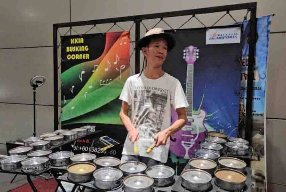 Razali sering diundang untuk membuat persembahan kulintangan di pelbagai tempat serta di hadapan orang kenamaan.