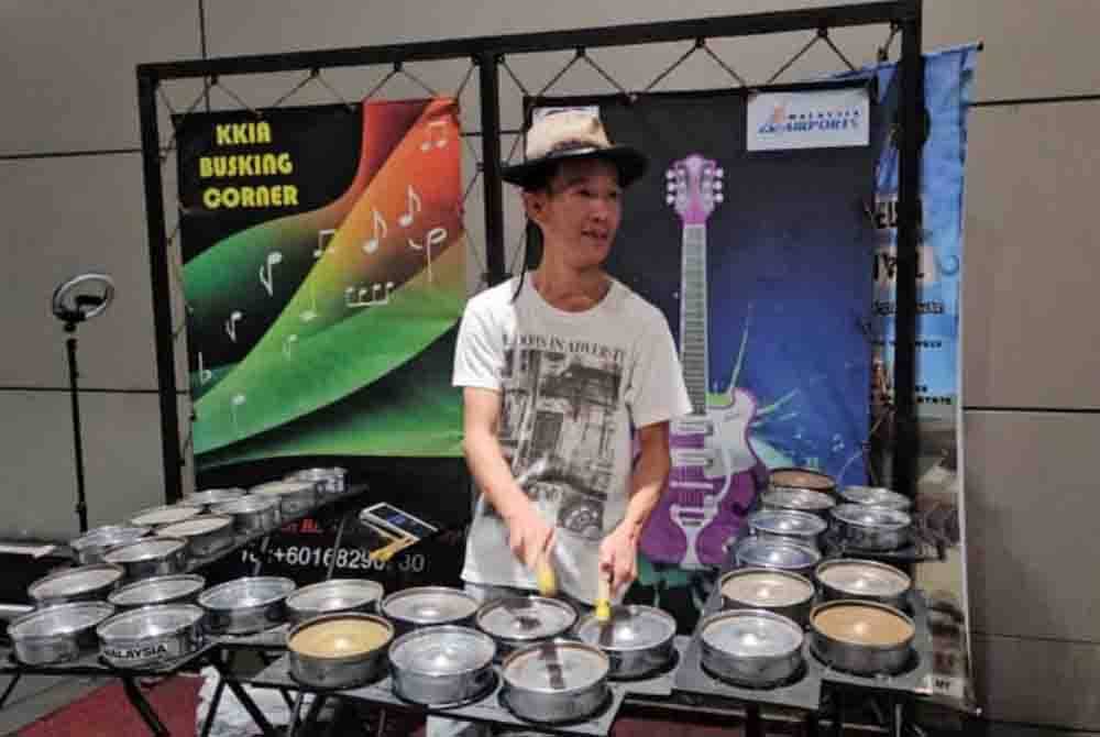 Razali ketika melakukan persembahan muzik menggunakan kulintangan diperbuat daripada bekas lampu gasolin di pekarangan KKIA.