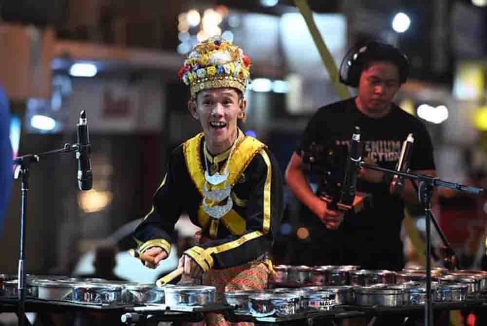 Razali ketika melakukan persembahan muzik menggunakan kulintangan diperbuat daripada bekas lampu gasolin.