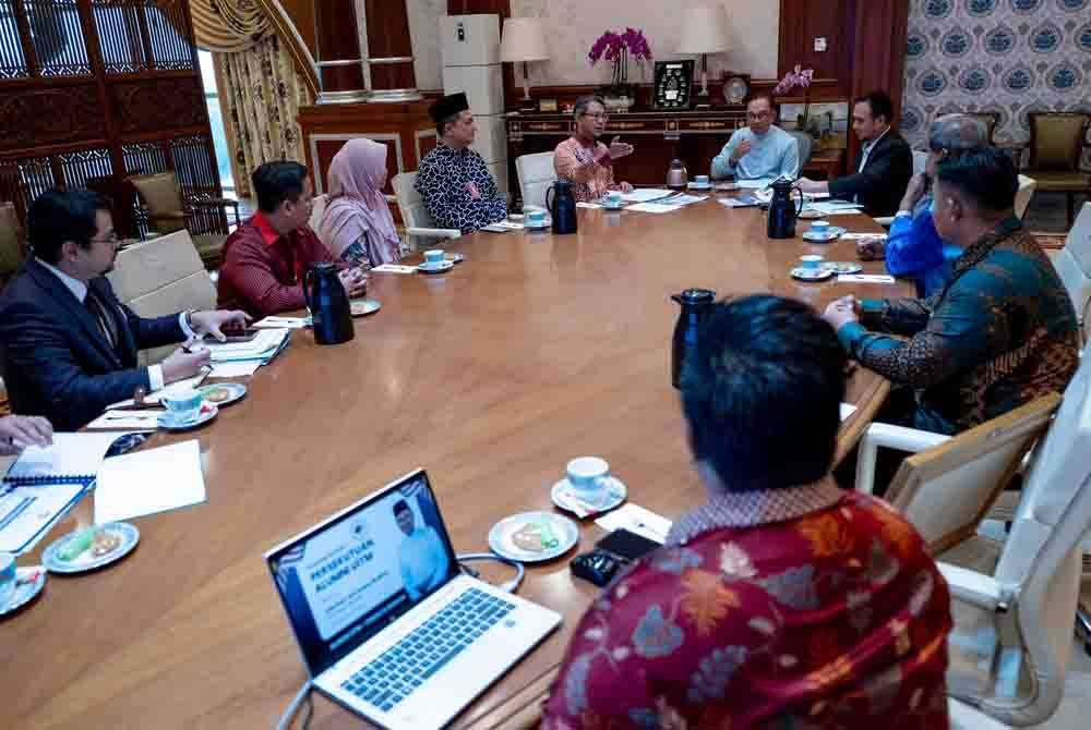 Anwar memberi mandat kepada PAUiTM dalam menerajui ikhtiar pemikiran baharu masyarakat Melayu. - Foto Facebook Anwar Ibrahim