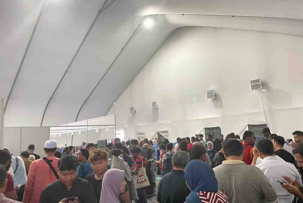 Kaunter pembayaran saman PDRM di pekarangan Stadium Nasional Bukit Jalil sempena program Setahun Bersama Kerajaan Madani diserbu pengunjung.