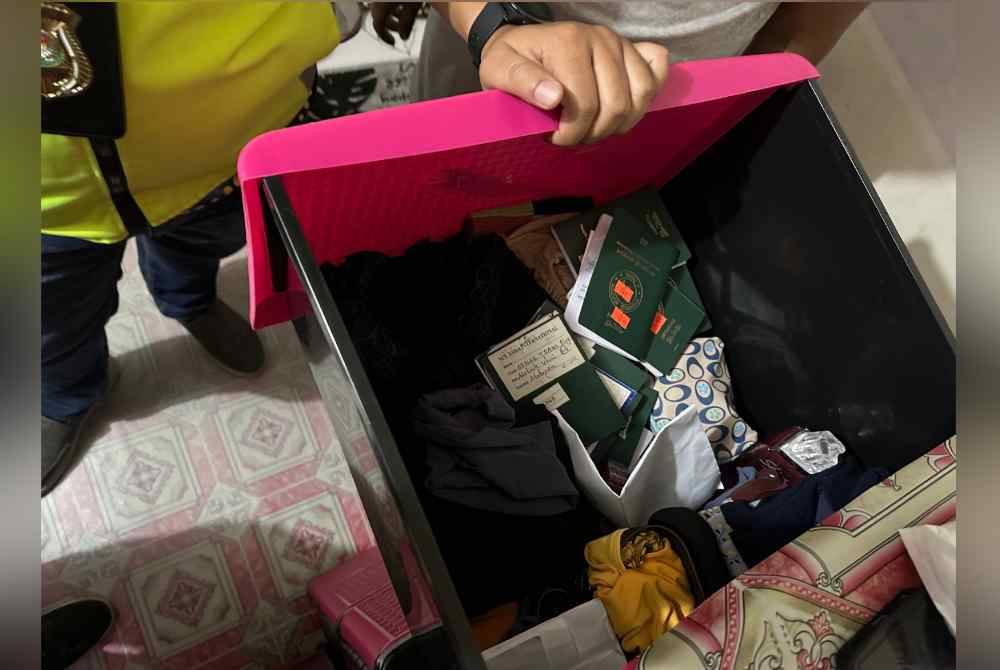 Antara pasport warga Bangladesh dan India yang dirampas pihak imigresen dalam satu serbuan di sebuah rumah flat.