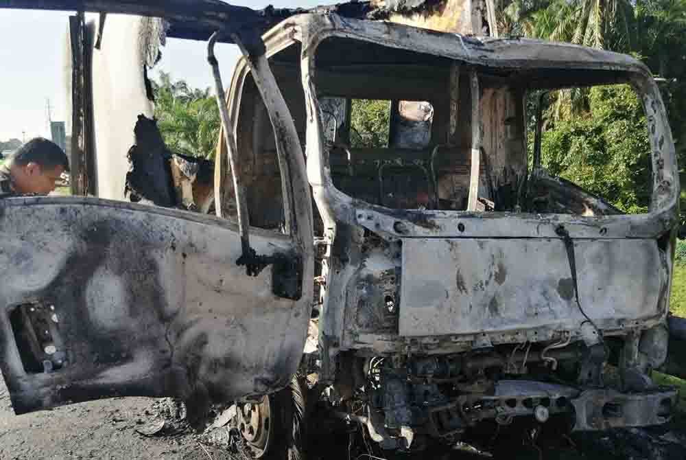 Kebakaran nahas melibatkan van dan lori mengorbankan seorang lelaki manakala dua lagi cedera dalam kejadian di Gunung Semanggol. Foto: ihsan Bomba Perak