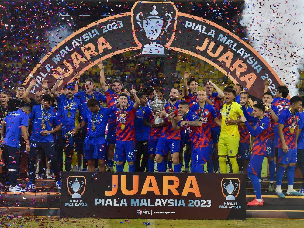 Pemain JDT meraikan kemenangan selepas perlawanan akhir Piala Malaysia 2023 di antara Johor Darul Ta'zim (JDT) dan Terengganu FC (TFC) di Stadium Nasional Bukit Jalil. - Foto Bernama