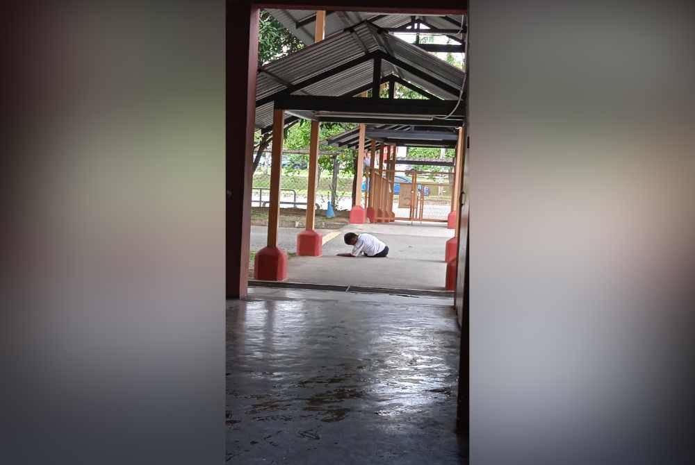 Omar berkongsi gambar ketika keadaan di sekolah apabila anaknya Muhammad tidak mahu masuk ke kelas.