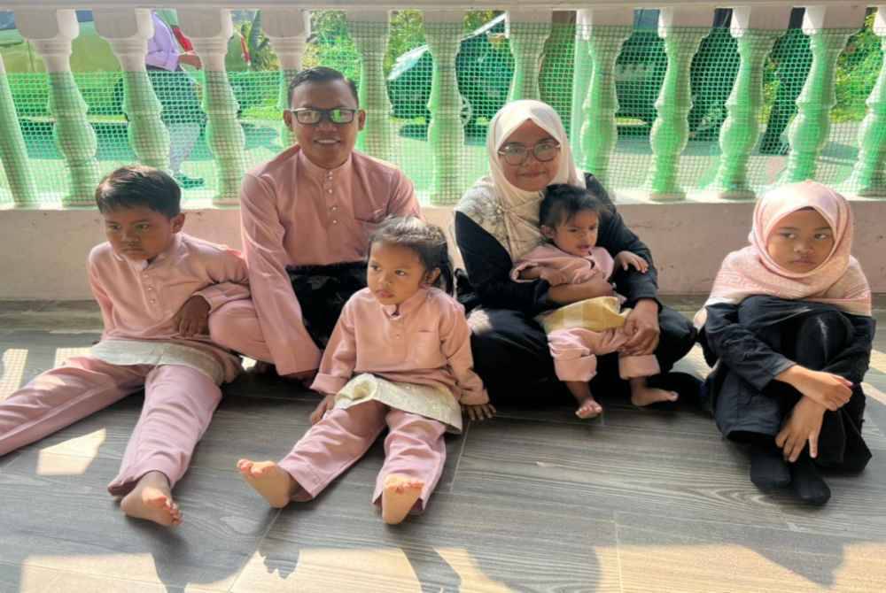 Omar bersama Isteri dan anak-anak termasuk Muhammad (kiri).