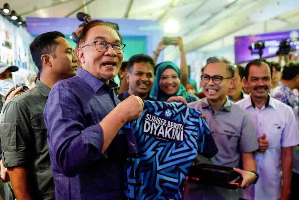 Anwar melawat tapak pameran sempena Program Setahun Bersama Kerajaan Madani di pekarangan Stadium Nasional Bukit Jalil hari ini. - Foto Bernama